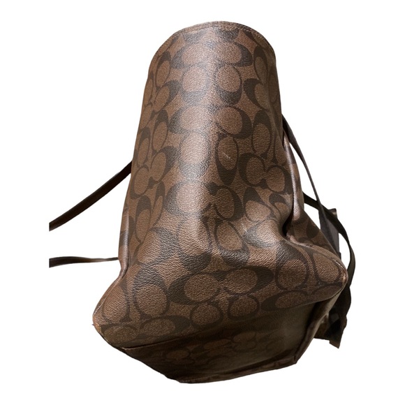 Coach Baby Bag - Excellent Condition with Adjustable Strap - Affordable Luxury! - Picture 4 of 14